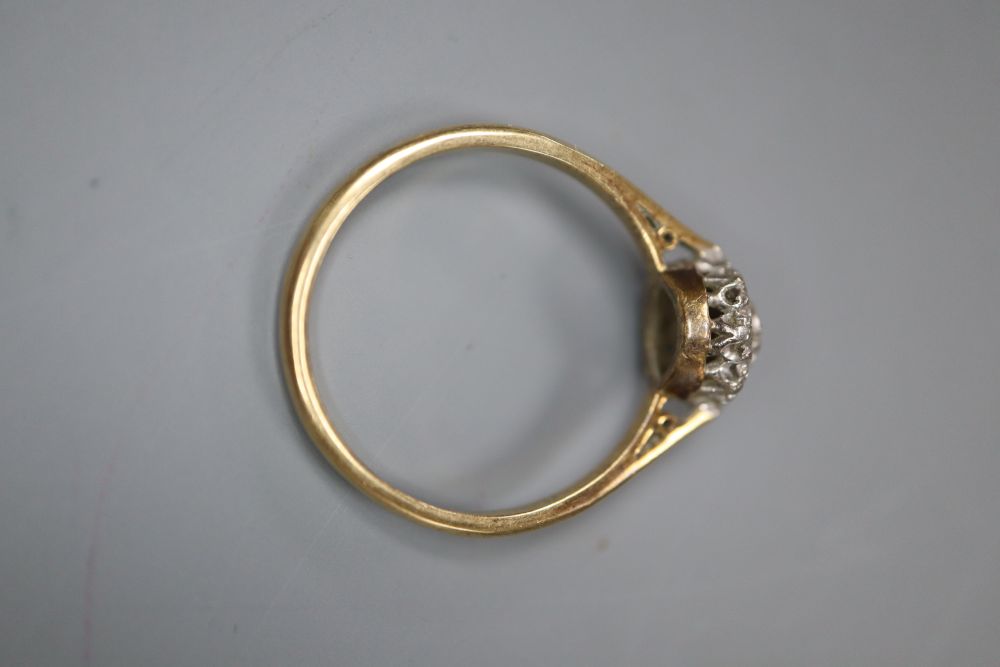 An 18ct, plat and diamond circular cluster ring, size O, gross 2.7 grams.